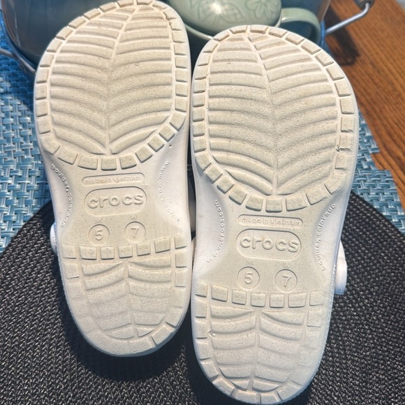 Classic Crocs - Women’s 7, Men’s 5 - Picture 5 of 7